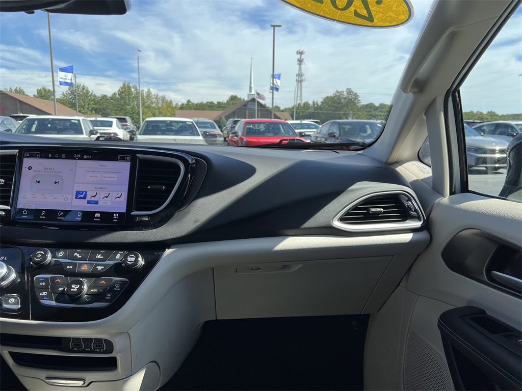 2024 Chrysler Pacifica Touring L photo 28