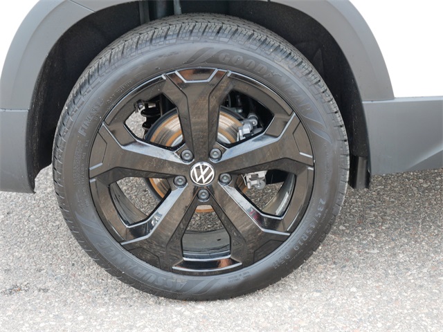 2025 Volkswagen Taos SE photo 8