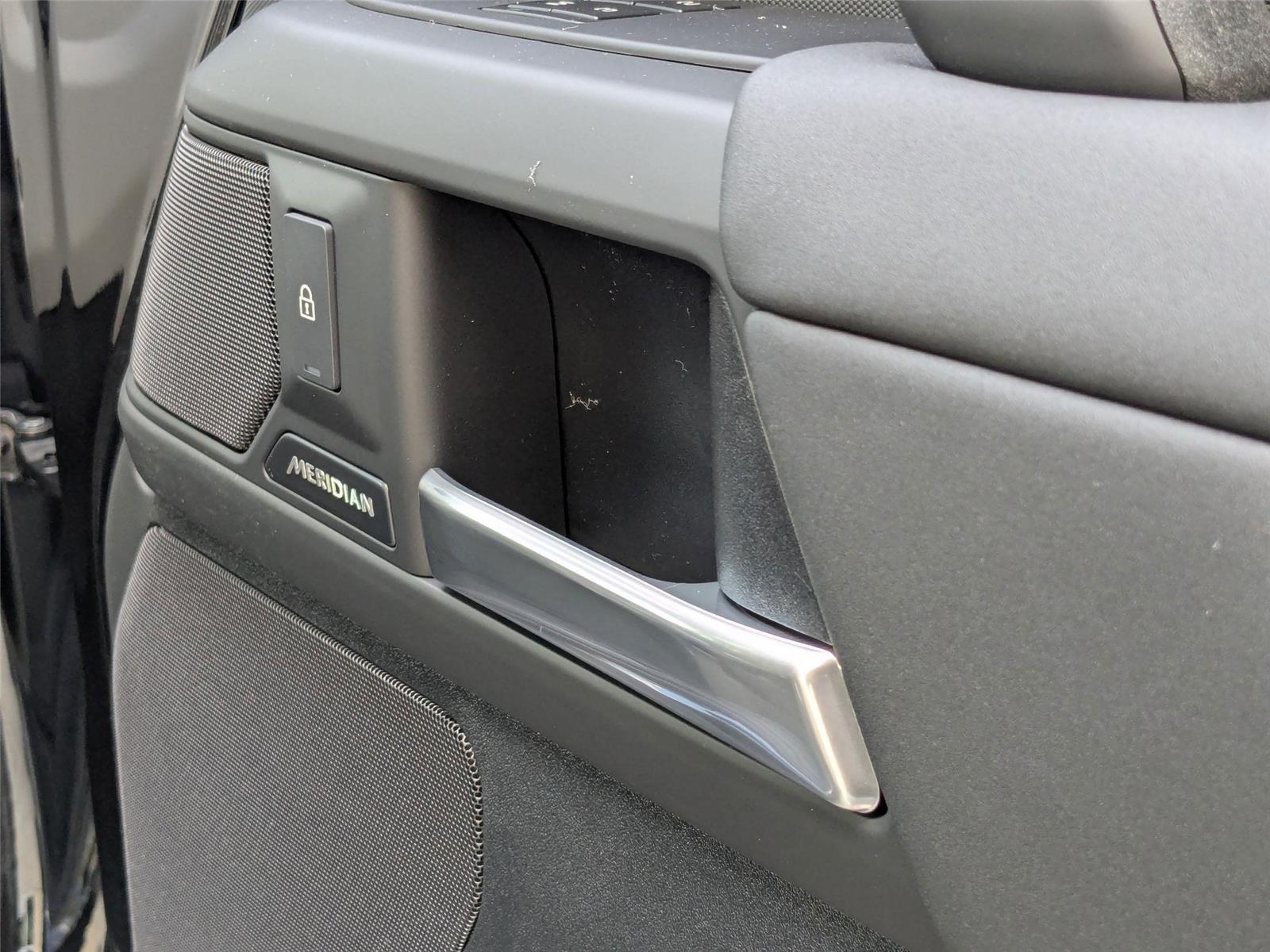 2025 Land Rover Defender 110 S photo 33