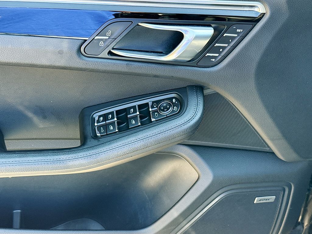 2021 Porsche Macan Base photo 10