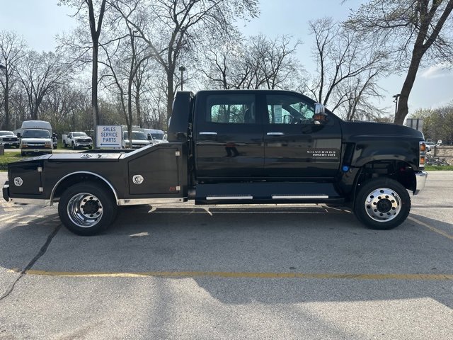 2024 Chevrolet Silverado 6500HD LT photo 3