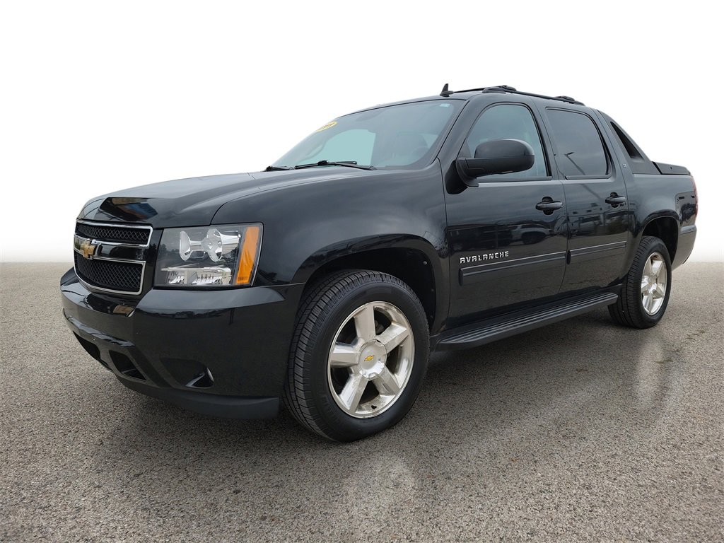 2011 Chevrolet Avalanche LT photo 2