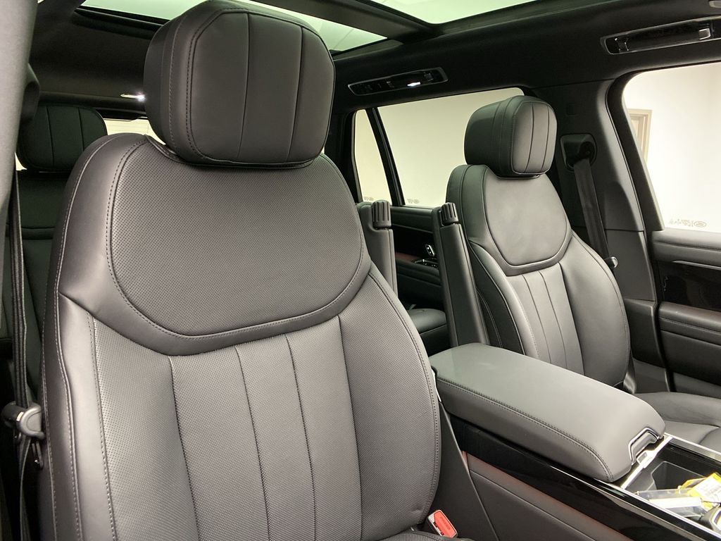 2023 Land Rover Range Rover SE photo 10