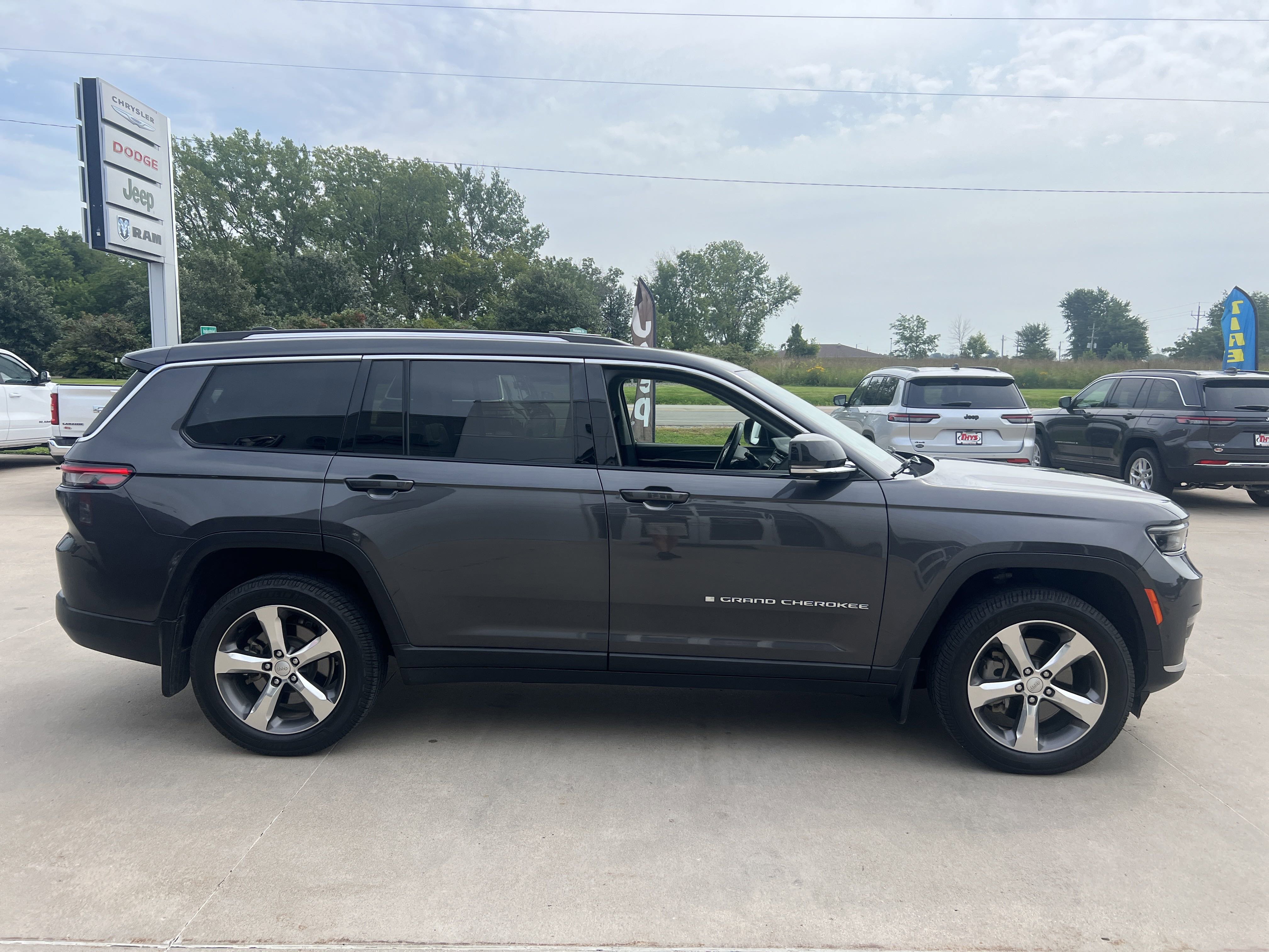 2022 Jeep Grand Cherokee Limited photo 2