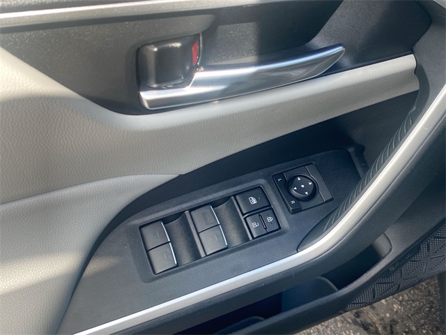 2022 Toyota RAV4 XLE photo 5
