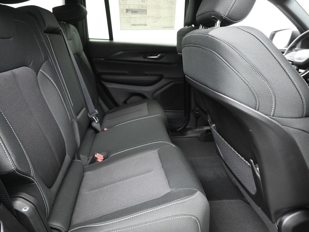 2025 Jeep Grand Cherokee Laredo X photo 6