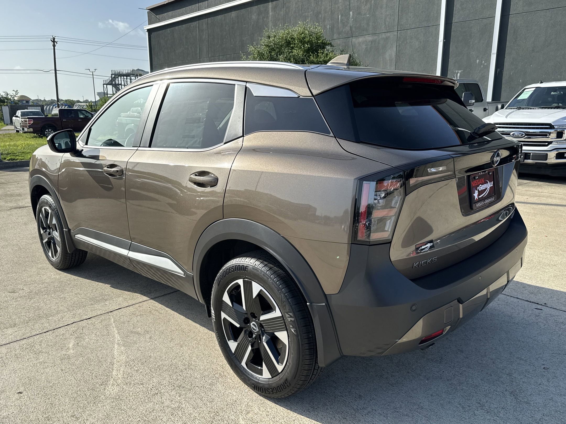 2025 Nissan Kicks SV photo 2