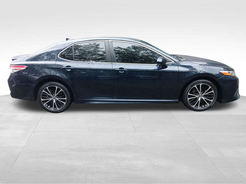 2020 Toyota Camry SE photo 6