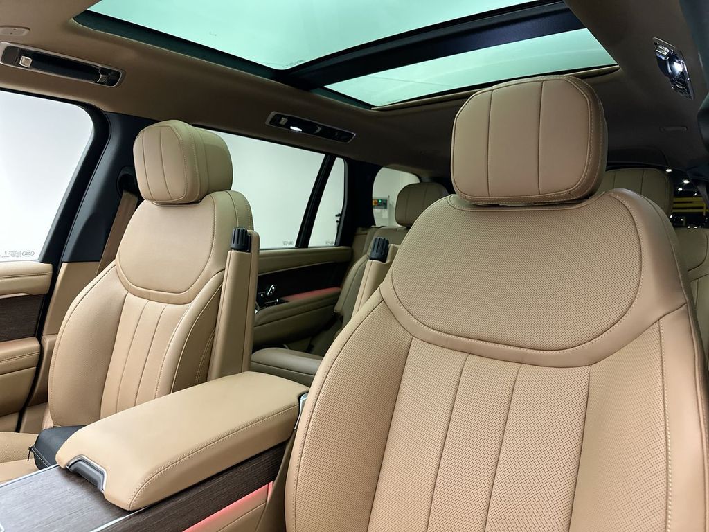 2025 Land Rover Range Rover SE photo 8