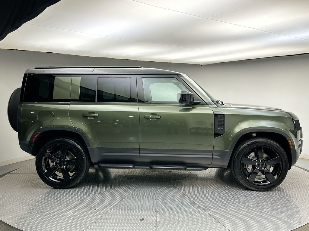 2026 Land Rover Defender 110 photo 3