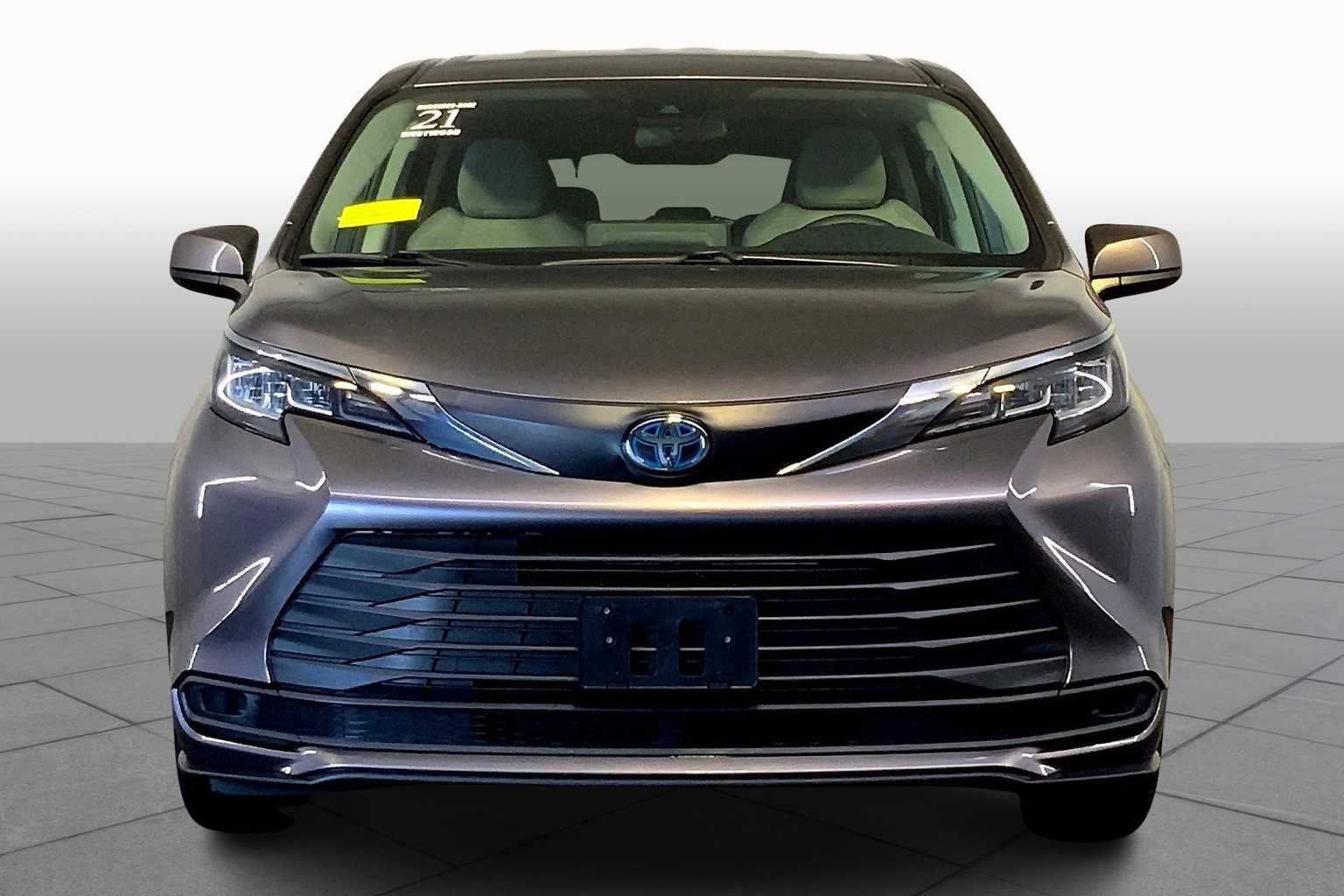 2021 Toyota Sienna LE photo 3