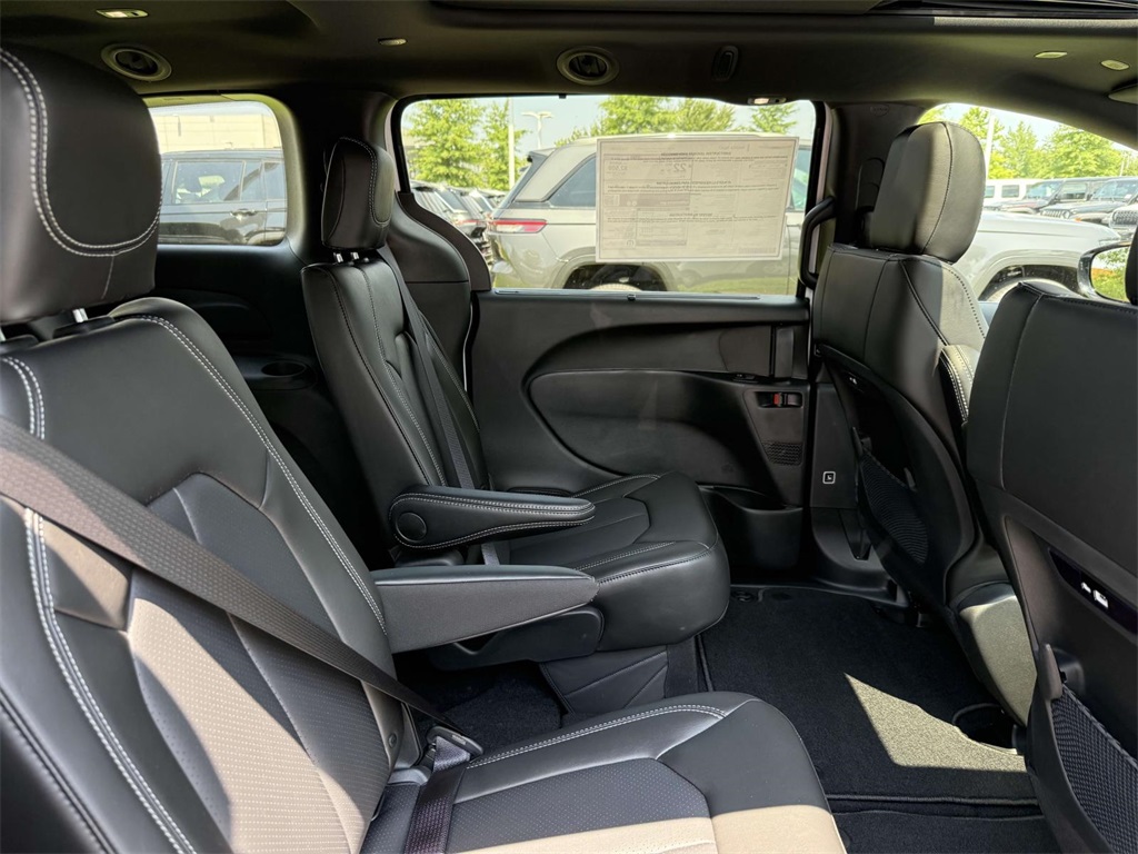 2025 Chrysler Pacifica photo 16