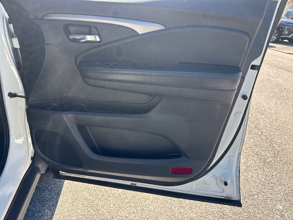 2019 Honda Pilot LX photo 14