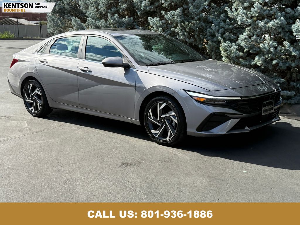 2025 Hyundai Elantra SEL Convenience photo 7