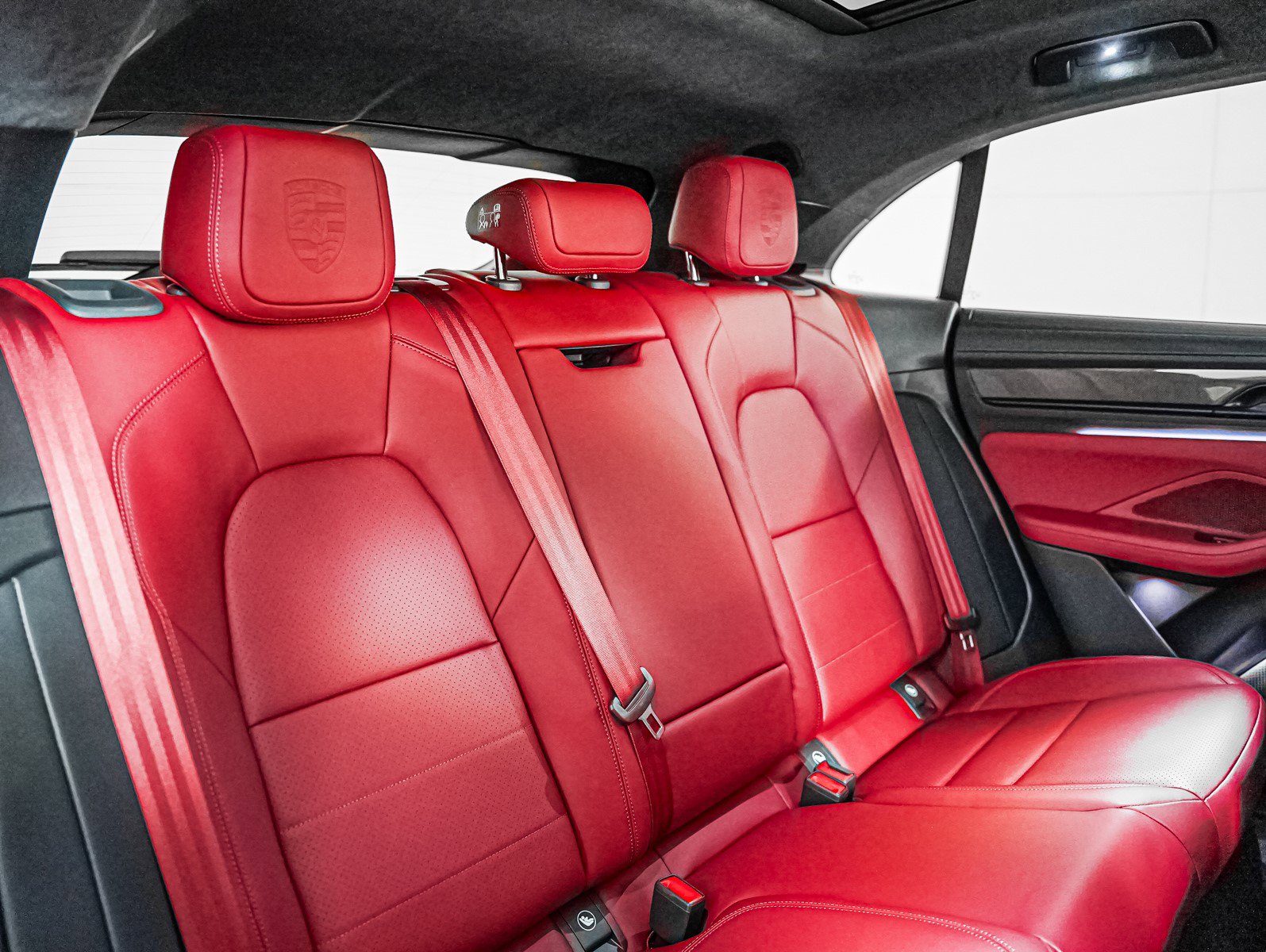 2025 Porsche Macan Electric Turbo photo 6