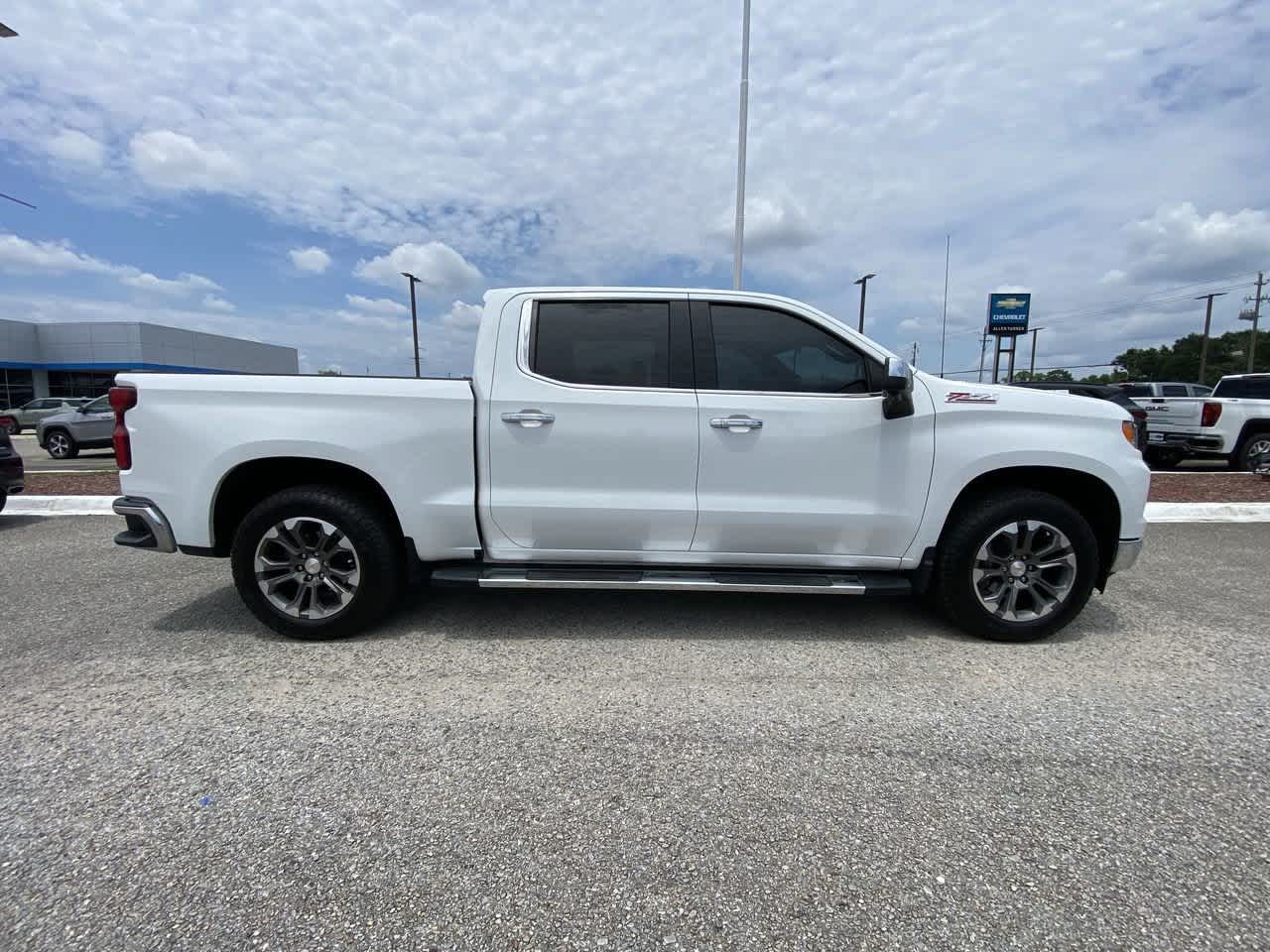 2022 Chevrolet Silverado 1500 LTZ photo 2