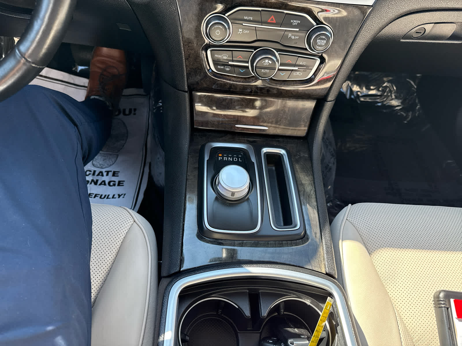 2022 Chrysler 300 Touring L photo 23