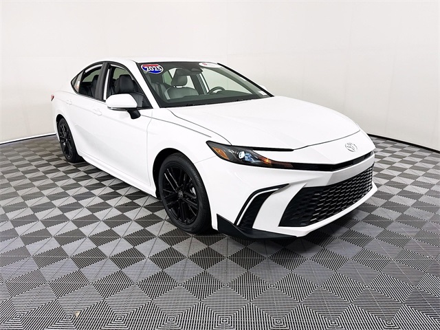 2025 Toyota Camry SE's photo