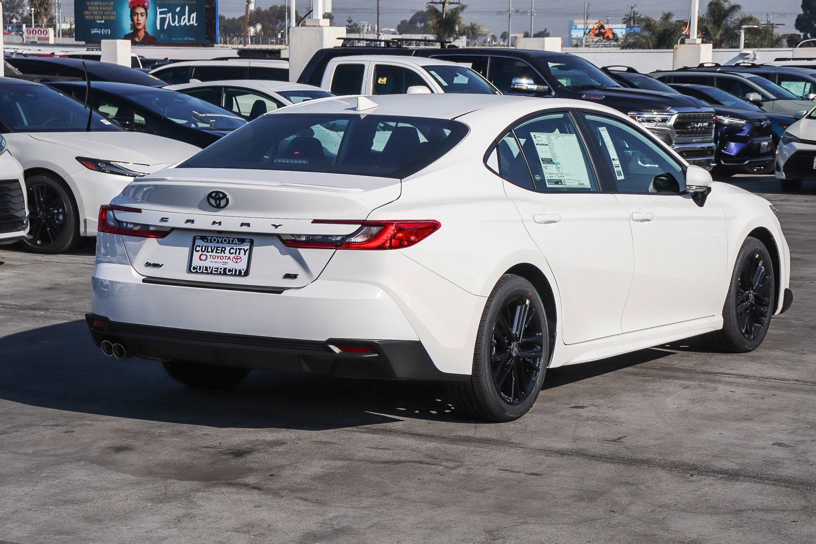 2025 Toyota Camry SE photo 7