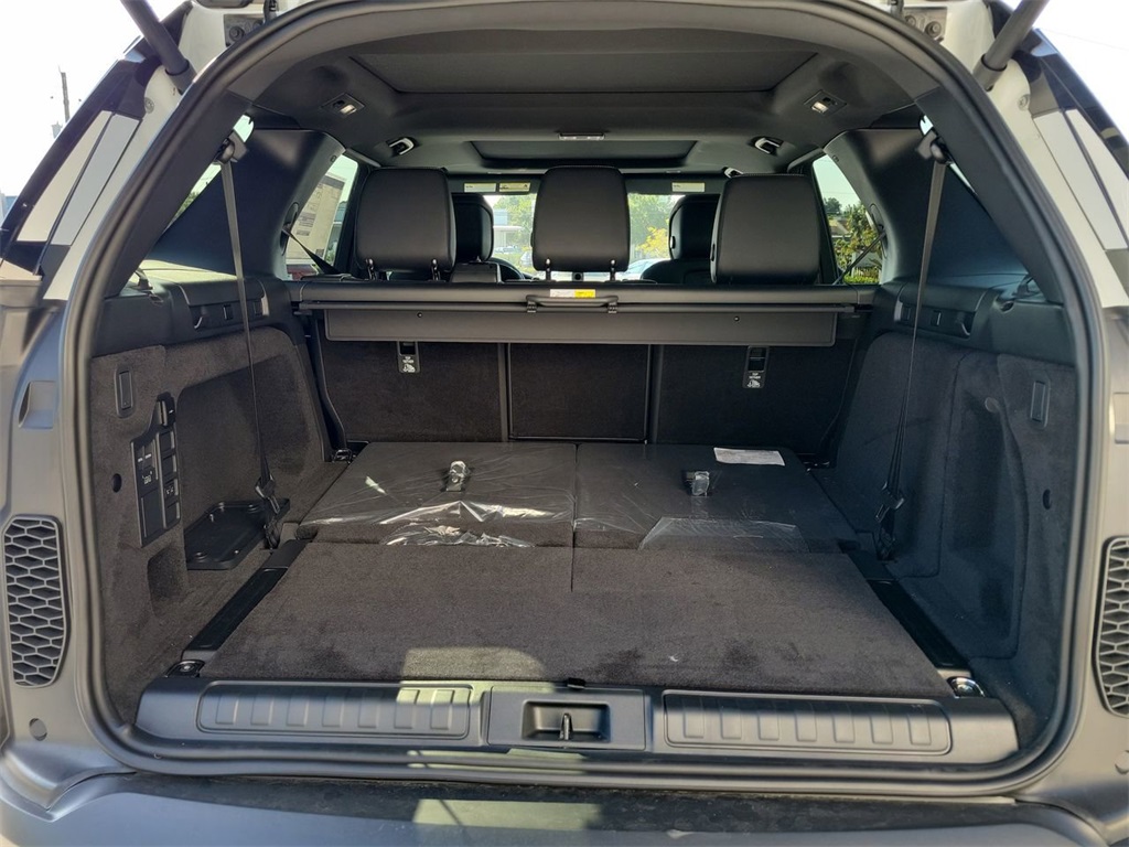2025 Land Rover Discovery S photo 9