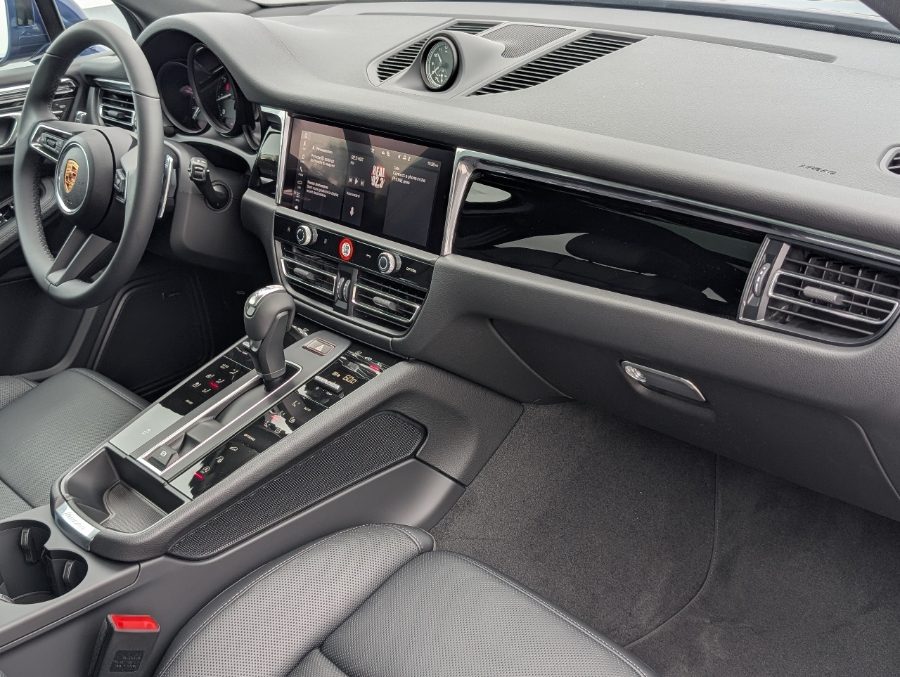 2025 Porsche Macan T photo 13