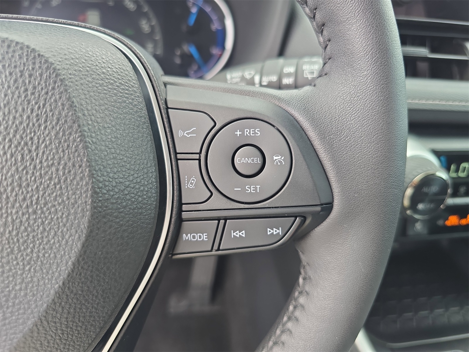 2024 Toyota RAV4 Hybrid XLE photo 22