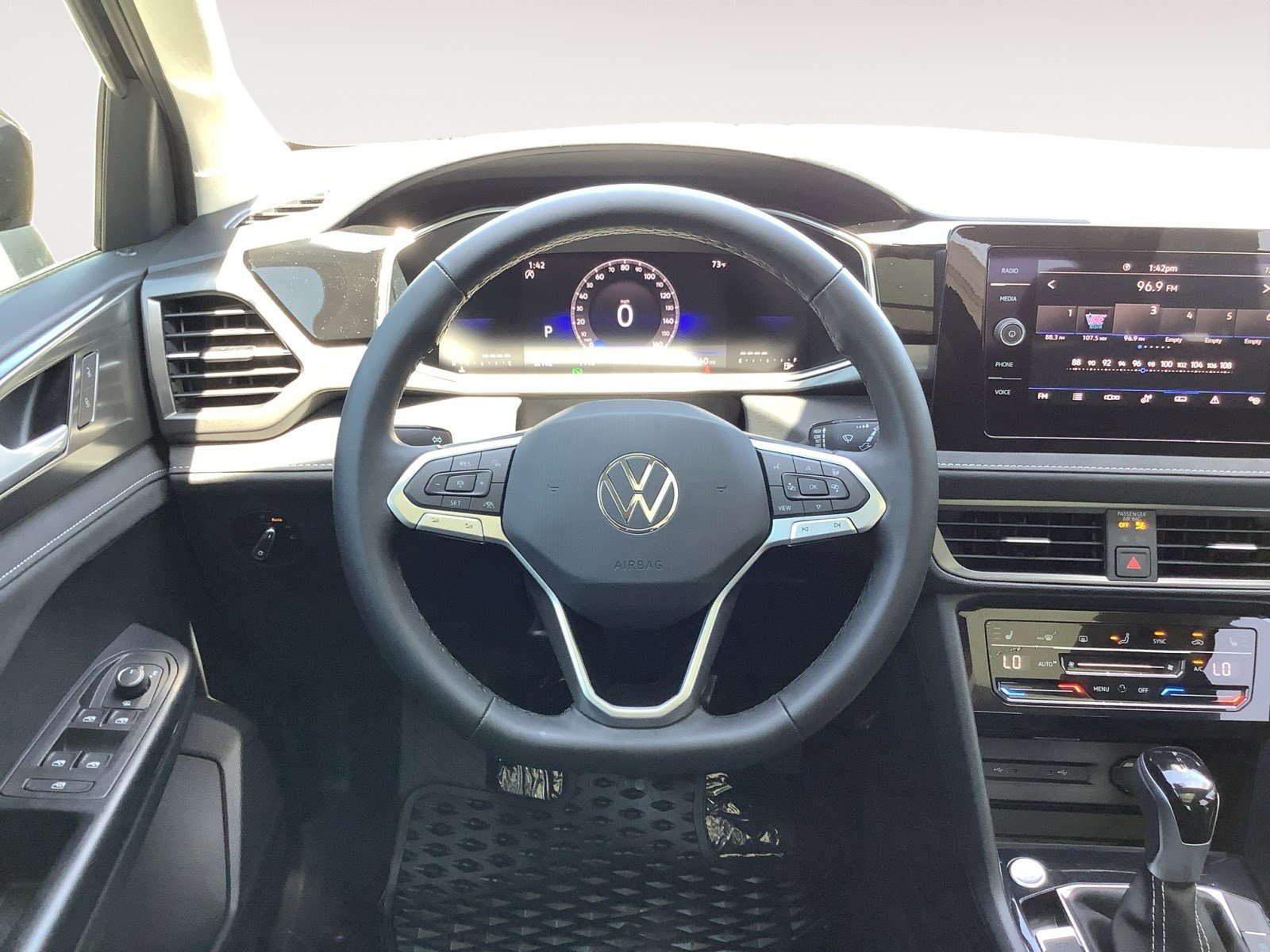 2025 Volkswagen Taos SE photo 12