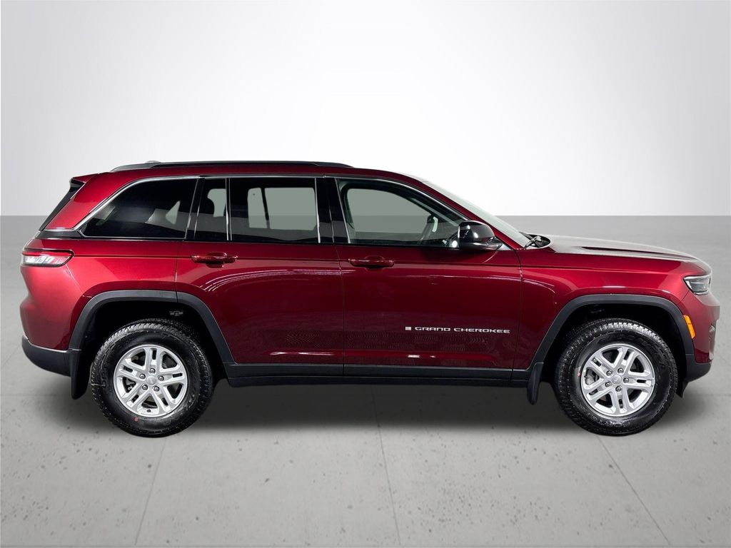 2025 Jeep Grand Cherokee Laredo photo 2