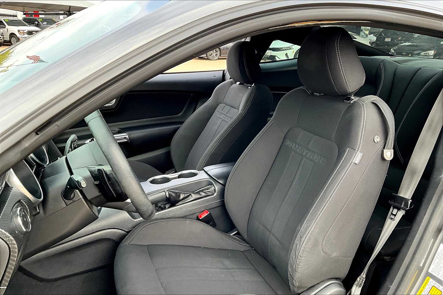 2021 Ford Mustang EcoBoost photo 8