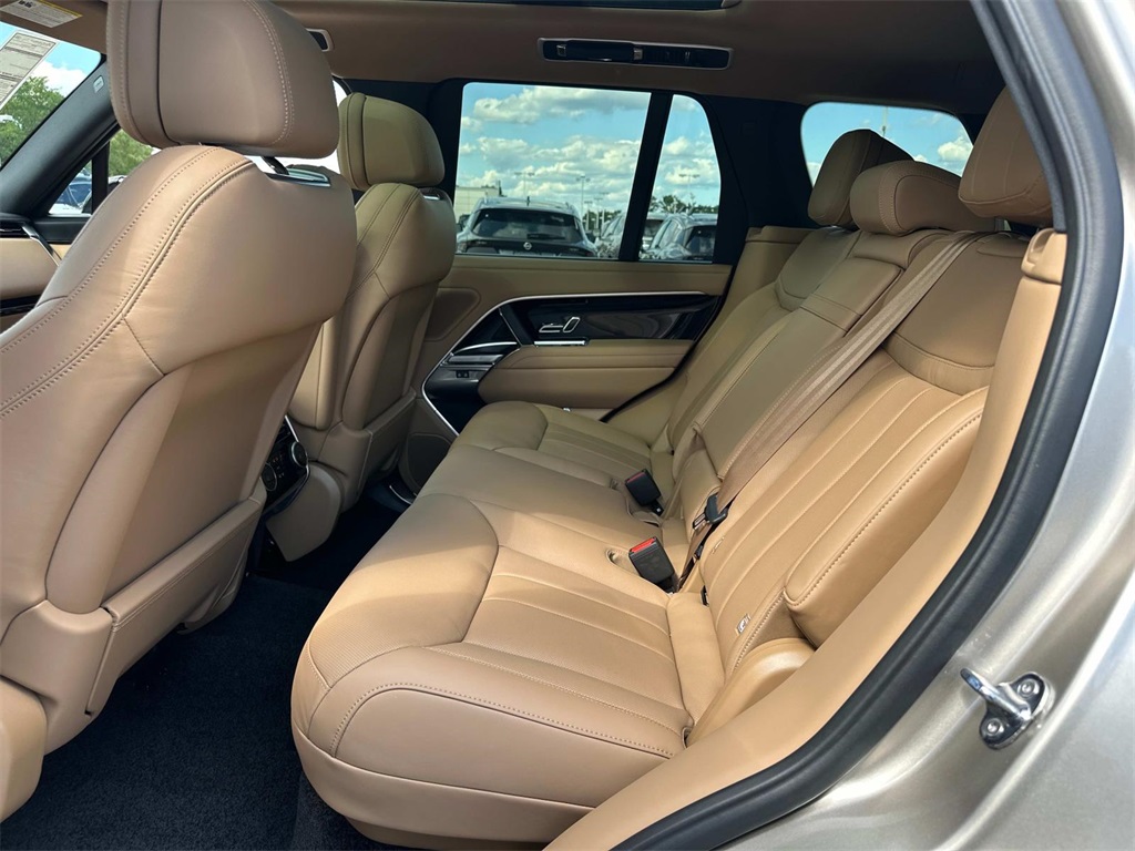 2025 Land Rover Range Rover SE photo 6