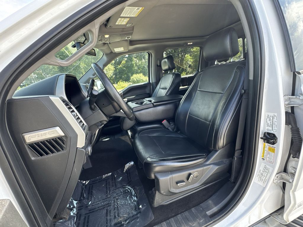 2016 Ford F-150 Lariat photo 12