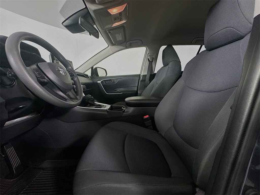 2019 Toyota RAV4 LE photo 6