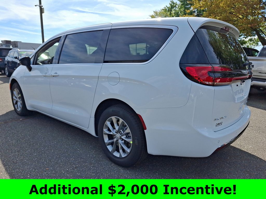 2026 Chrysler Pacifica photo 3