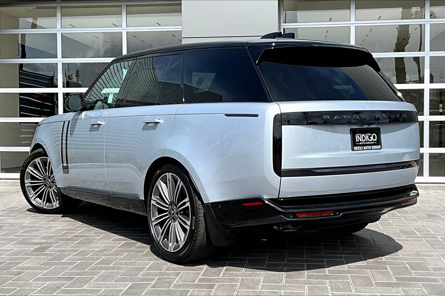 2025 Land Rover Range Rover SE photo 3