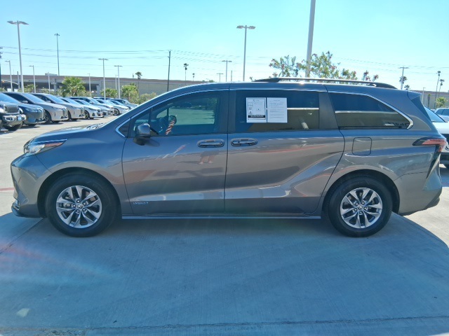 2021 Toyota Sienna LE photo 3