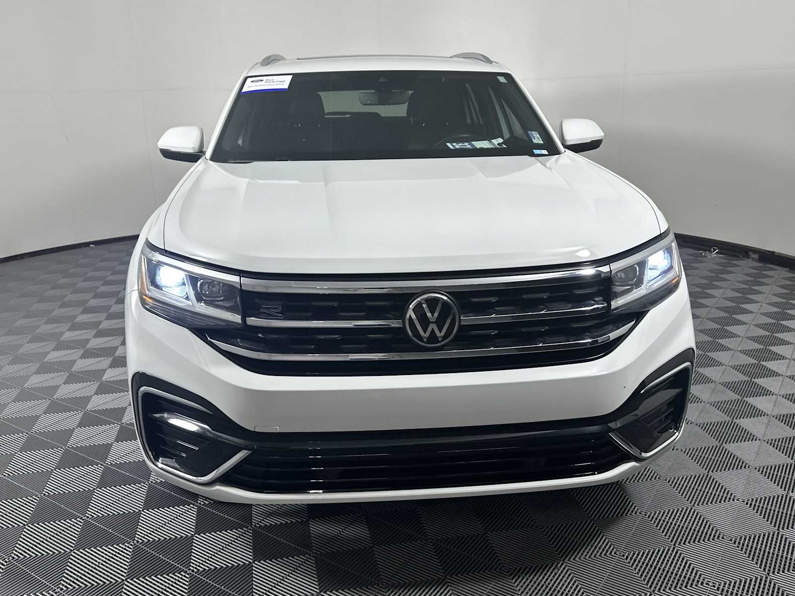 2022 Volkswagen Atlas Cross Sport SEL R-Line photo 2