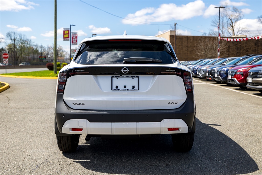 2025 Nissan Kicks SV photo 6