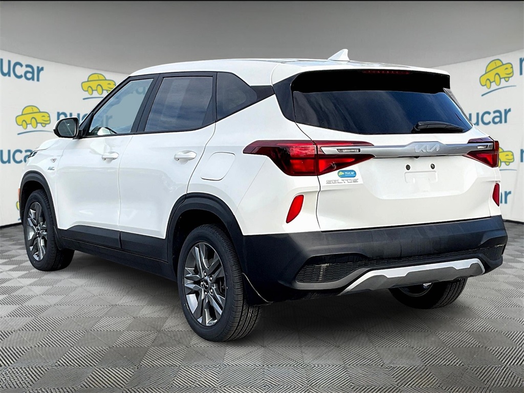 2023 Kia Seltos LX photo 2