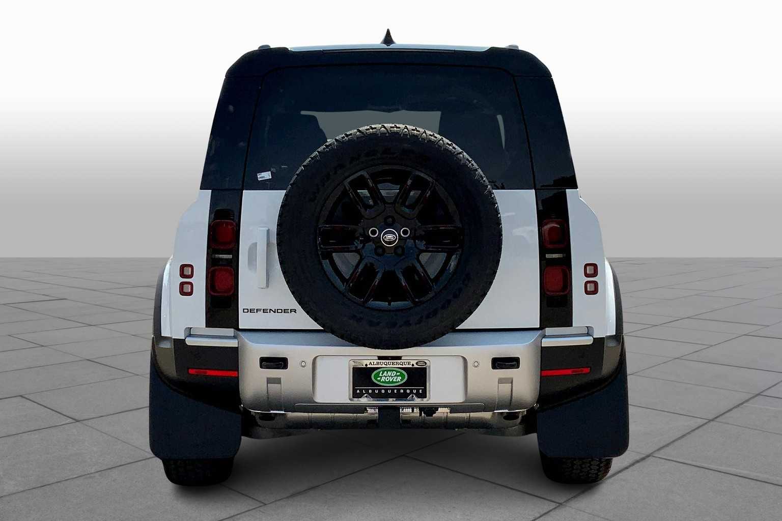 2025 Land Rover Defender 110 S photo 4