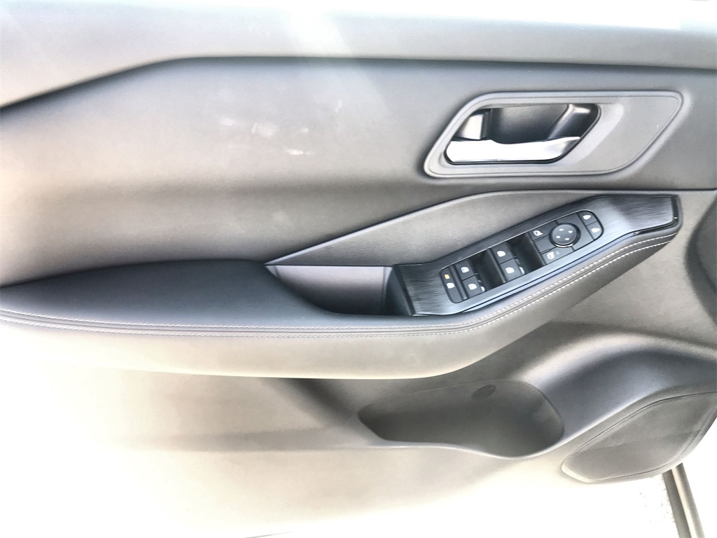 2026 Nissan Rogue SV photo 13