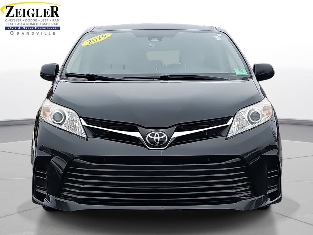 2019 Toyota Sienna LE photo 2