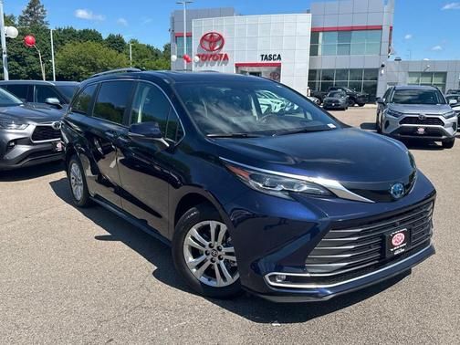 2024 Toyota Sienna Platinum's photo