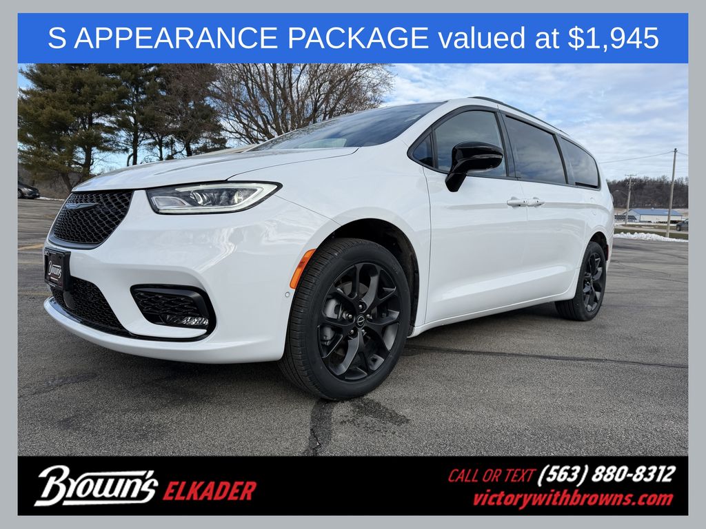 2026 Chrysler Pacifica Select's photo