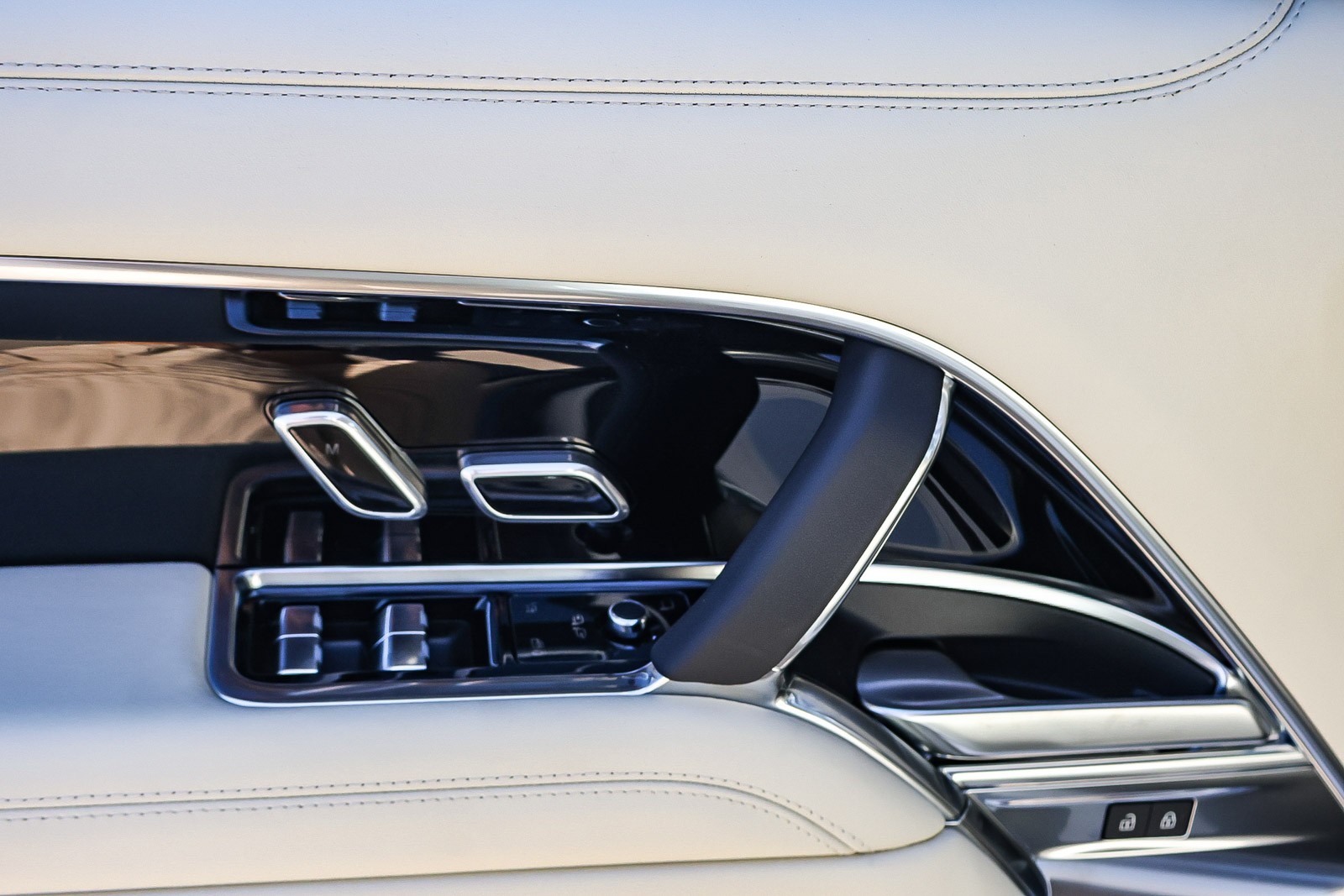 2025 Land Rover Range Rover SE photo 14