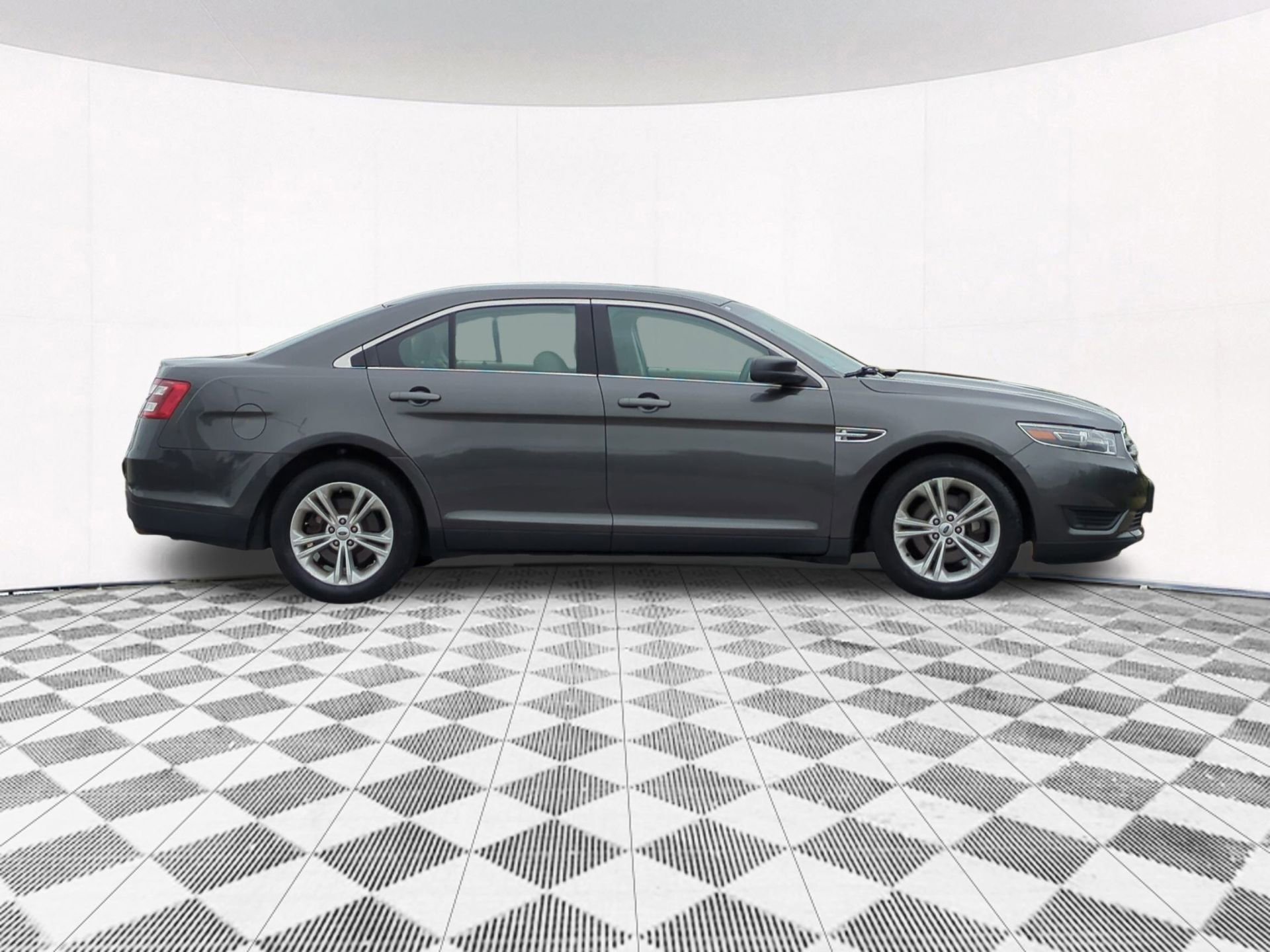 2017 Ford Taurus SE photo 4