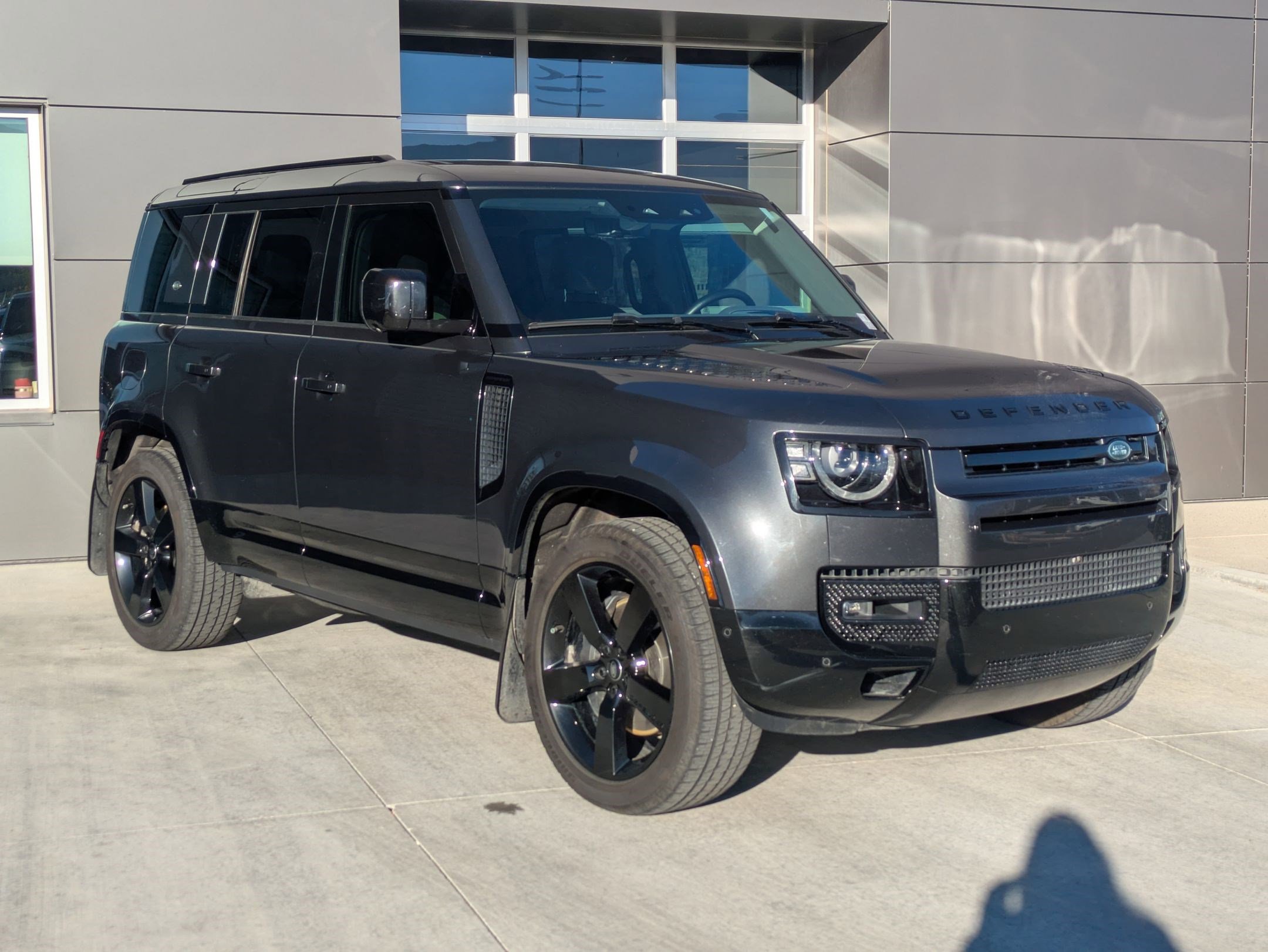 2024 Land Rover Defender 110 X-Dynamic SE photo 3