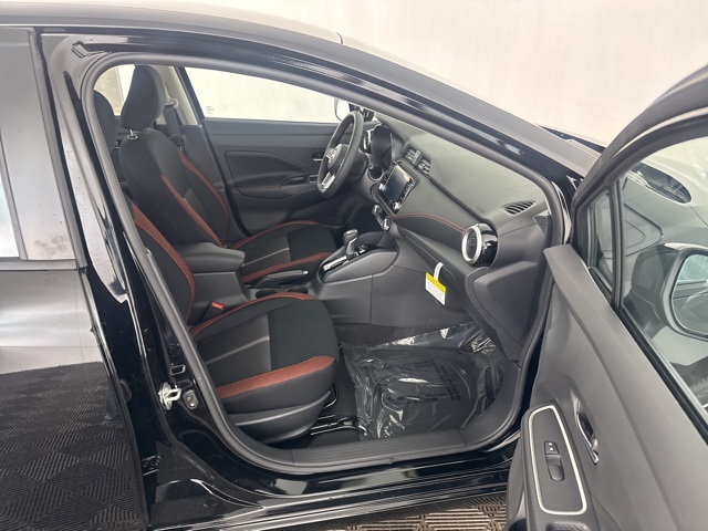 2025 Nissan Versa 1.6 SR photo 10