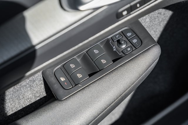 2023 Volvo XC40 Plus photo 28