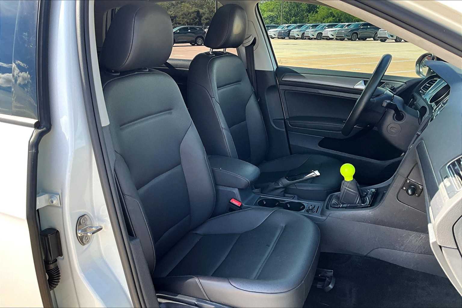 2021 Volkswagen Golf TSI photo 8
