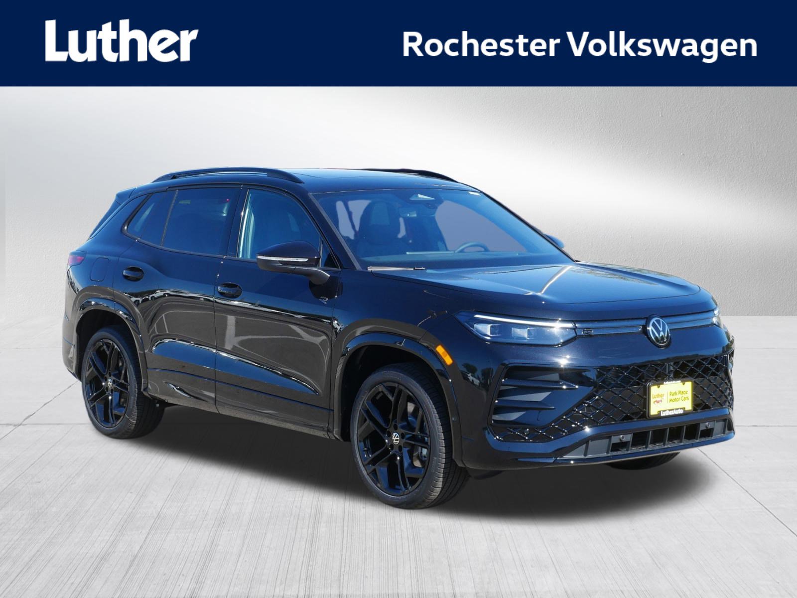2025 Volkswagen Tiguan SE R-LINE BLACK's photo